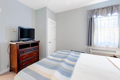 Cozy & Clean Second-Story Suite w/Kitchenette & Free WiFi - Walk to the Harbor