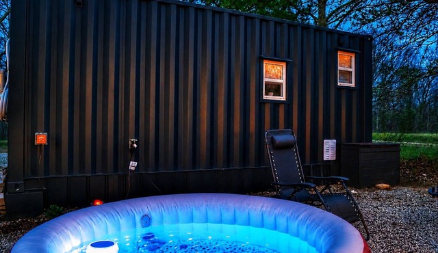 Cozy Container, HotTub, King Bed, Pets, Wifi, 1 Night Stays, Griddle, Firepit