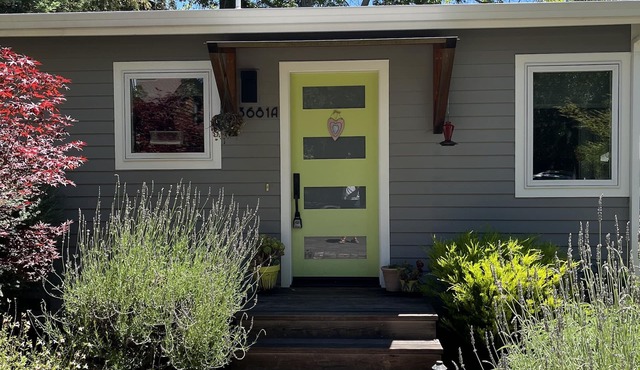 Cozy contemporary cottage in downtown Lafayette near shops and restaurants