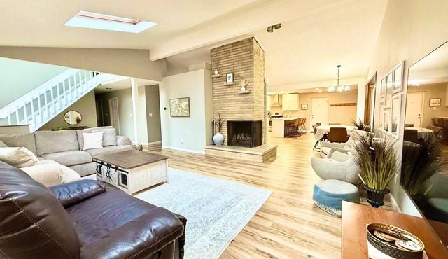 Cozy Fall Oasis in Gahanna, 5BR Home with grill, pool & trail access.