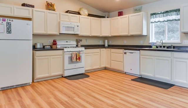 Cozy Getaway w/Porch - 4 Mi to Downtown Homer!