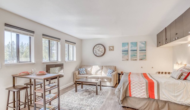 Cozy, Ground-level Sunriver Condo Has in-Wall Fireplace in Bend