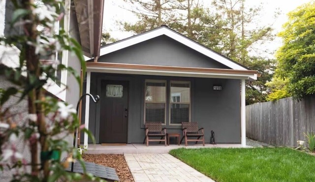 Cozy Half Moon Bay New Build, near the beach, pet friendly, private fenced yard.