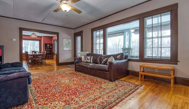 Cozy home with covered porch, & sun room - walk to shops/dining/bars
