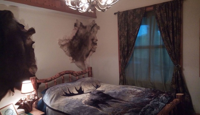 Cozy hunter themed room with hot breakfast