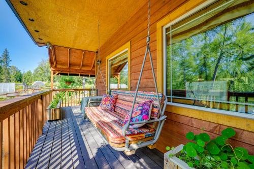 Cozy Kenai Abode w/Private Deck: 5 Mi to Ocean!
