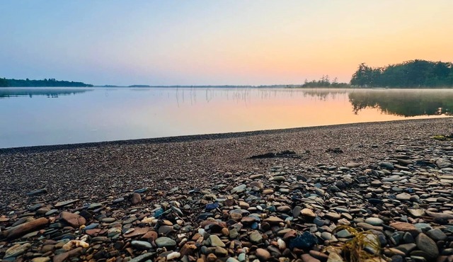 Cozy Lake Front Cabin minutes to Bangor and the University of Maine