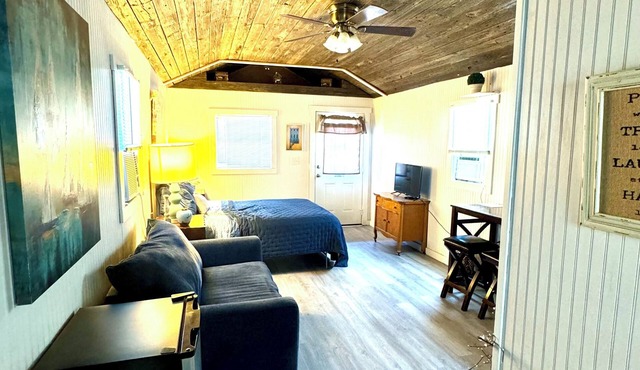 Cozy Lake Front Studio Cabin - Wifi/AC/Queen Bed/Twin Sleeper/Lake View- Cabin 3 in Quinlan