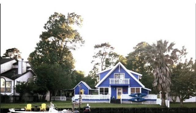 Cozy Lakefront Getaway On Lake Livingston.