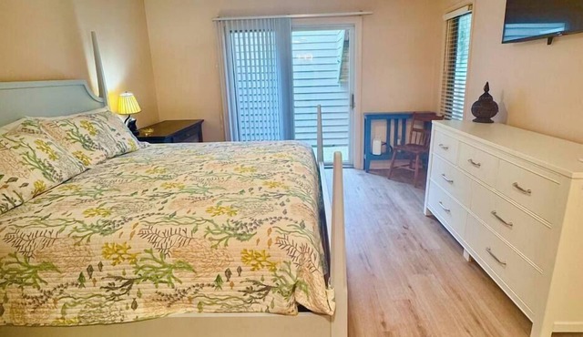 Cozy Lakeview Stay by the Beach