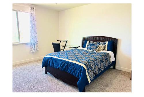 Cozy Private master bedroom in a single family house