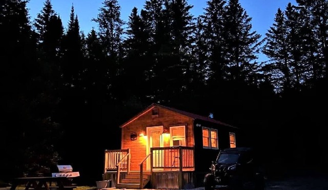 Cozy private rustic cabin with views of Dixville Notch in Colebrook
