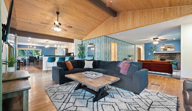 Cozy Retreat on Private Estate with Hot Tub