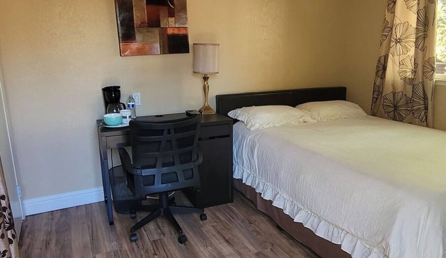 Cozy room /private bathroom /entrance