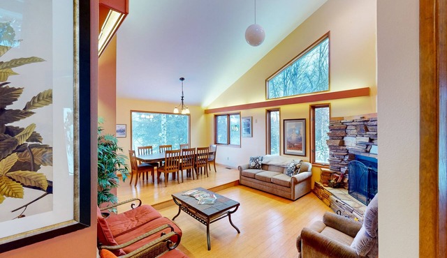 Cozy sanctuary with indoor hot tub, mountain views, & decks - dog-friendly