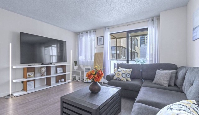 Cozy & Spacious 2BR at Stampede w/Parking, AC in Calgary