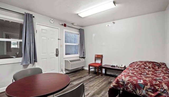 (Cozy studio, 2BED, 1BA, w/ kitchen)