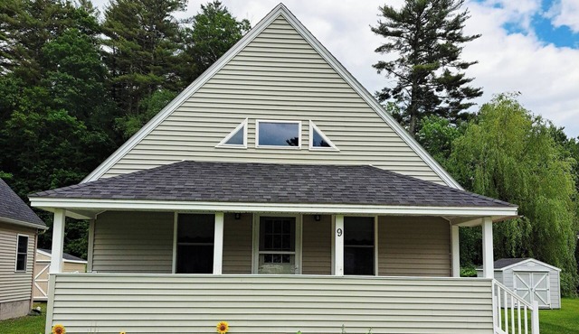 Cozy Sunshine Cottage on Woodbury Pond
