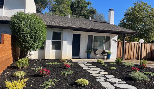 Cozy townhome with backyard retreat! Minutes to wineries and downtown.