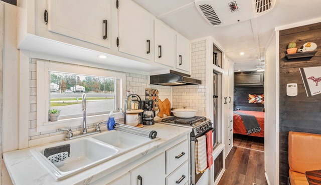 Cozy Vintage Camper just 3 miles from Texas A&M