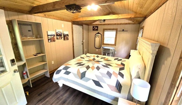 Cozy Warm Creekside Escape w WiFi & Hot Shower in Purlear