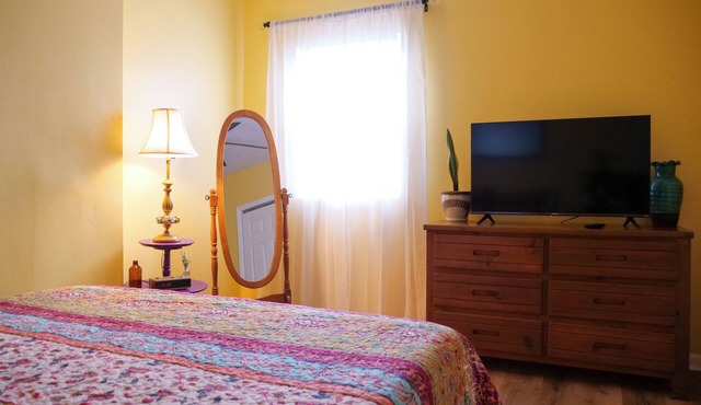 Cute Columbus Bungalow + Modern Amenities. 7 min from downtown!