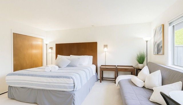 Da-H2(Master) A Room · Master Room Luxury King Bed