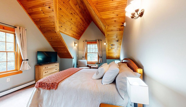 Dazzling dog-friendly lodge with stunning views, game room, firepit & W/D