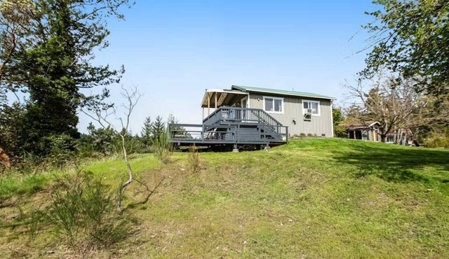 Deer Harbor Cottage on the Bluff in Eastsound