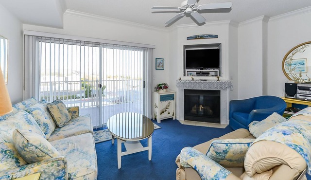 Delightful 3-bedroom luxury condo with WiFi and and outdoor pool located uptown on the bayside and just a few blocks from the beach!