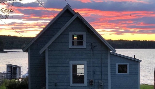 Delightful waterfront cottage with beautiful views of the sunset.