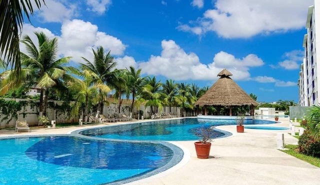 Deluxe 2 Bed 2 Bath Condo with a (Large outdoor Pool/Hot Tub) in Cancún