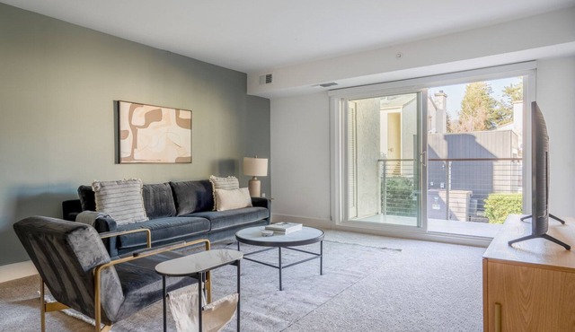 Deluxe Menlo Park 2BR w/Gym, Pool & W/D, nr VC firms, by Blueground