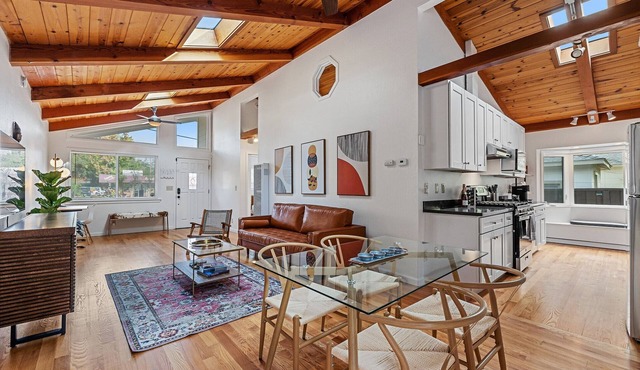 Designer retreat home near Stanford! Luxury, Gym, Peloton, office,Backyard,BBQ