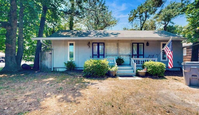 Dewey Beach cottage 1 block from the beach, dog friendly