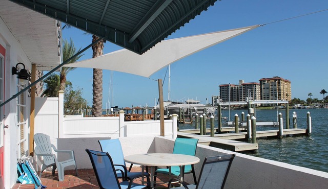 DIRECT WATERFRONT 2BDRM Villa full kitchen, fish from porch in Clearwater