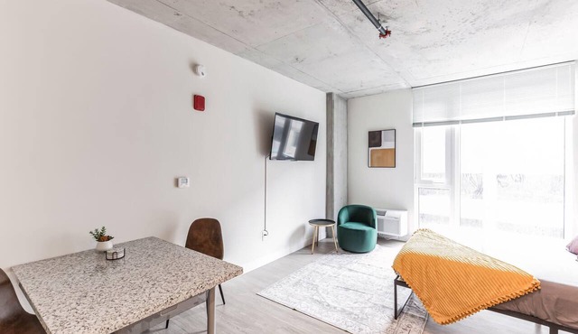 Discover Downtown! Cozy Studio by the Flats East Bank