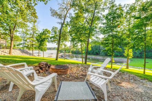 Dock & Deck at Kentucky Lake Family Retreat! in Draffenville