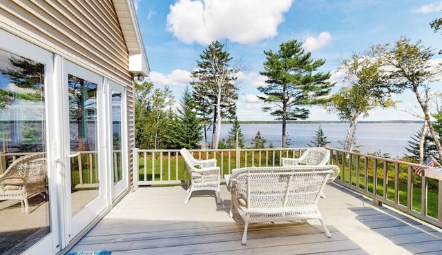 Dog-friendly, bayfront home w/rocky beach, full kitchen, washer/dryer & firepit