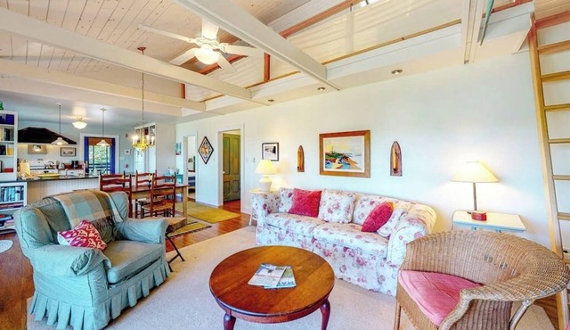 Dog-friendly bayfront home close to Rockland with water view - snowbirds welcome