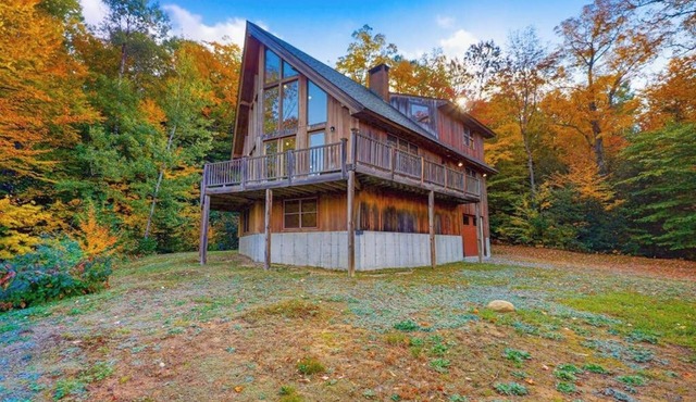 Dog-friendly home with Mt. Washington view, firepit, WiFi, & deck