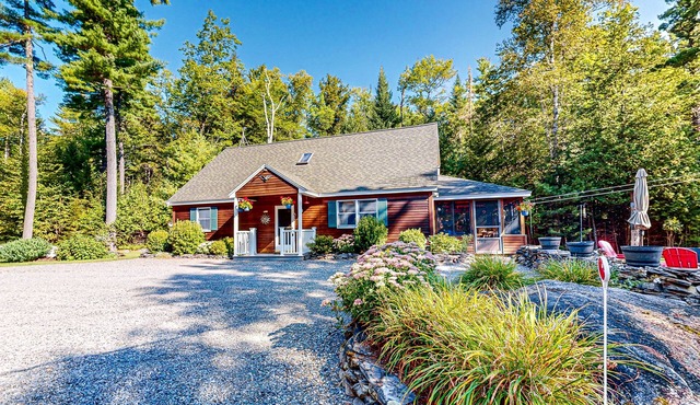 Dog-Friendly, lakefront gem with private dock, deck, horseshoe pit & firepit