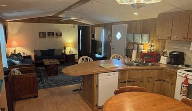 DOROTHY & JANE'S VAC HOME 3 BDRM 2 BATH SLEEPS 8- walk to beach, Northside Park