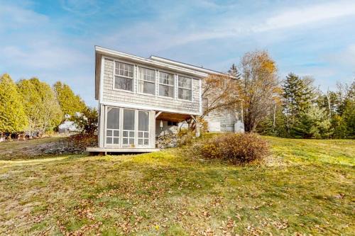 Dory Haven: Cove-front Home with sunroom, screened porch & waterfront yard