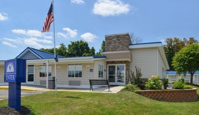 Double Bed Efficiency Room Near Ohio Valley Plaza| Free Breakfast & Free Parking