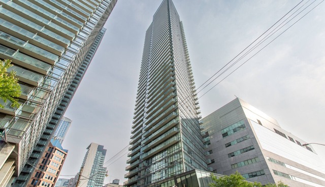 Downtown Core Bay St Luxury Condo w/High Floor| Ideal for Monthly Rentals in Toronto