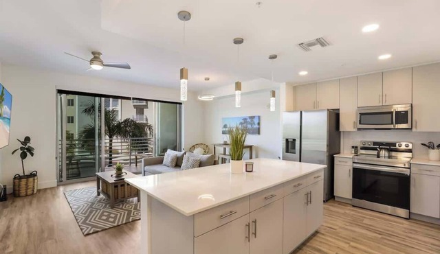 Downtown Oasis: Poolside Condo, Patio & Gym in Sarasota