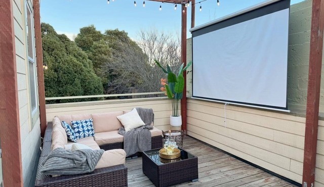 Downtown SF retreat: luxury stay, outdoor cinema