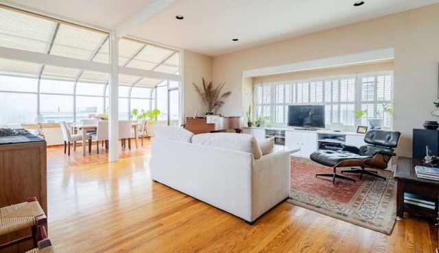 Dreamy 3 Story House w/Sunroom + City Skyline View