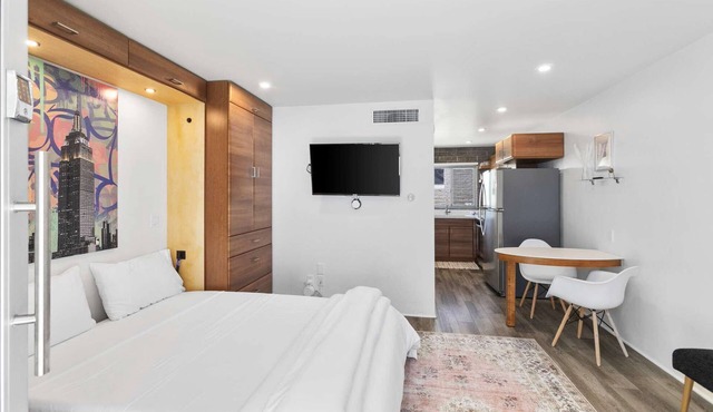 DTPH Mid Century Studio w/Pool & Parking